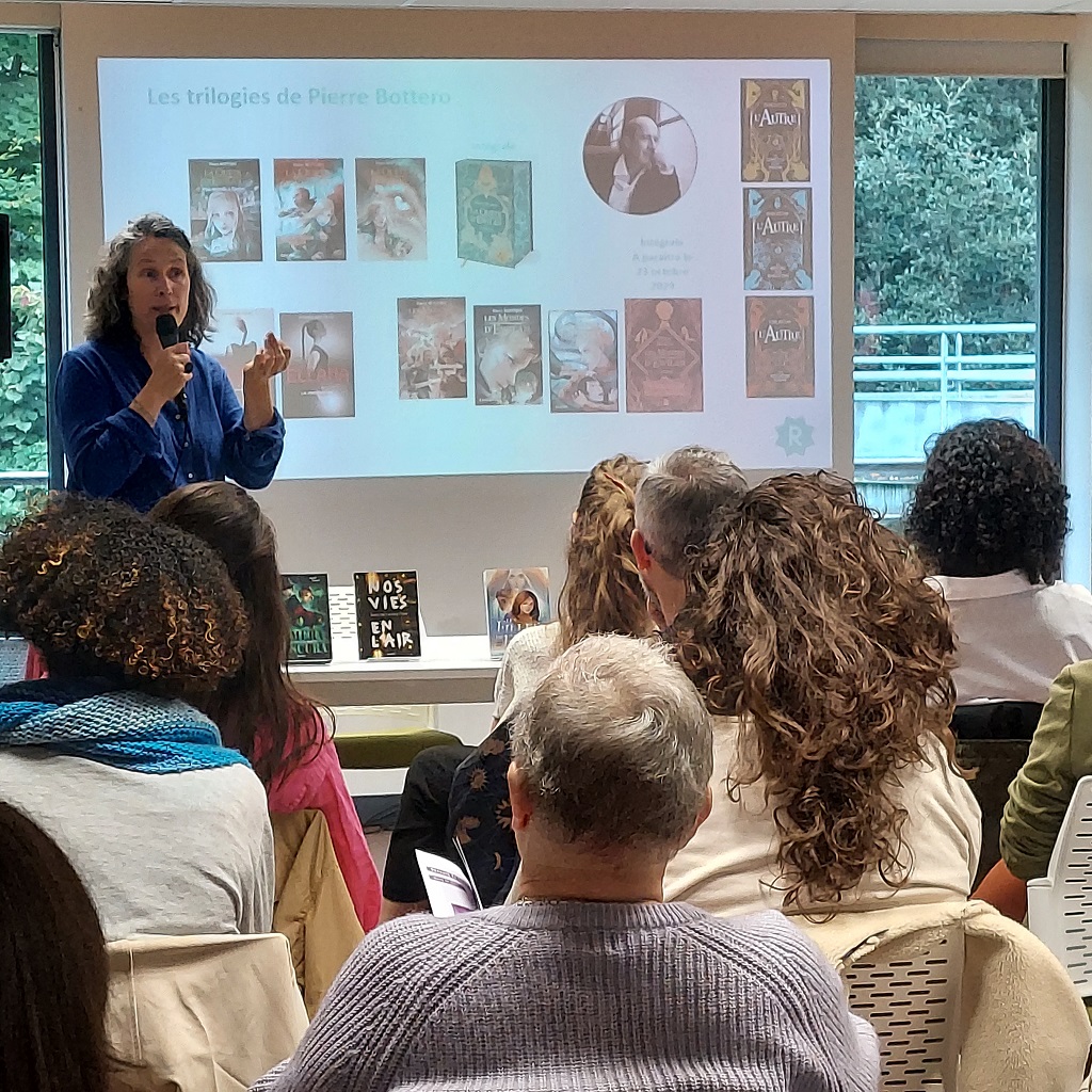 Une libraire fait une présentation devant des bibliothécaires